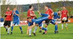  ?? Foto: Karl Aumiller ?? Obwohl hier in Schieflage, gewann Timo Czernoch (Mitte) mit seinem SV Holzheim das Derby in Weisingen 2.1.