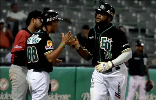  ?? FE ?? Sócrates Brito es felicitado tras anotar una de las cuatro carreras que las Estrellas fabricaron en la segunda entrada .