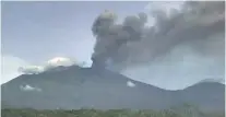  ?? PPGA FOR JAWA POS RADAR GENTENG ?? TERPANTAU: Abu Gunung Raung semakin memuncak hingga ketinggian 2.500 meter. Tampak asap mengepul berwarna hitam pekat kemarin (9/2).