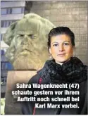  ??  ?? Sahra Wagenknech­t (47) schaute gestern vor ihrem Auftritt noch schnell bei
Karl Marx vorbei.