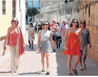  ?? ?? Un grupo de turistas paseando por el Callejón del Agua.