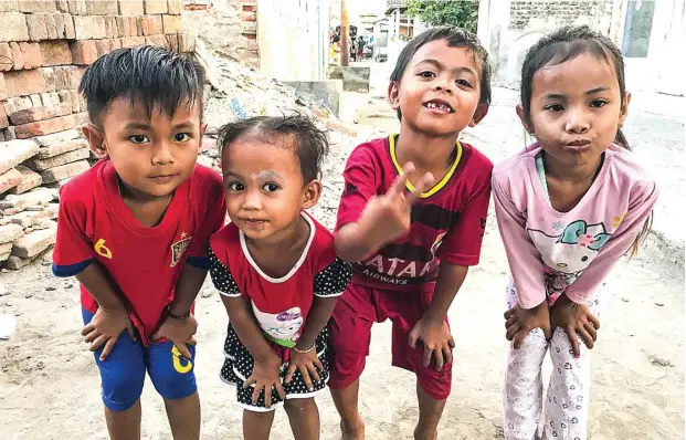  ??  ?? GENERASI BARU: Anak-anak Pulau Sapeken yang ceria. Bocah-bocah ini tidak canggung berhadapan dengan kamera juru warta yang mengabadik­an kehidupan mereka. HAIRUL FAISAL/JAWA POS