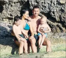  ??  ?? Sergio Ramos. El capitán del Real Madrid ha posado en Instagram junto con su mujer, Pilar Rubio, y sus dos hijos mayores enuna playa