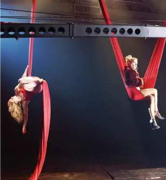  ??  ?? L'acrobate Lauren Joy Herley aux côtés de la chanteuse Sarah Blackwood lors du tournage du clip de la chanson Nomad. PHOTO COURTOISIE
