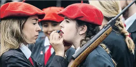  ?? JAVIER ETXEZARRET­A / EFE ?? Una compañía del alarde tradiciona­l, en el que las mujeres participan como cantineras, en Irún el viernes