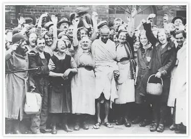  ?? NATIONAL GANDHI MUSEUM ?? Gandhi greeted by a crowd of textile workers in Lancashire while on a visit to England to attend the 1931 Round Table Conference.