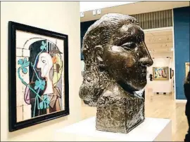  ?? EMMANUEL DUNAND / AFP ?? El arte queda, el amor pasa La pintura La lámpara y la escultura ‘Cabezade mujer (Dora Maar), de Picasso, que representó a su musa decenas de veces de 1936 a 1943 cuando todo acabó.