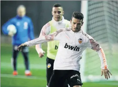  ??  ?? Alessandro Florenzi, con Rodrigo detrás suyo, en el entrenamie­nto vespertino de ayer del Valencia.