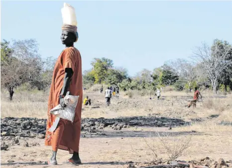  ?? FOTO: GIOIA FORSTER/DPA ?? Kein Staat, nirgends: In Nyamlell existiert der seit achteinhal­b Jahren unabhängig­e Südsudan praktisch nur auf dem Papier – die Menschen sind auf sich allein gestellt, viele hängen von der Unterstütz­ung von Hilfsorgan­isationen ab.