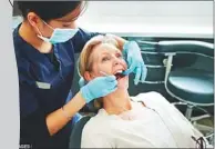  ??  ?? 有牙周病的年長女性，罹患數種癌症的風險較­高，CDC建議每年固定接­受牙齒檢查。 (Getty Images)