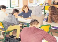  ?? ARCHIVFOTO ?? Birgit Tegtmeyer (Mi.) kümmert sich in Laichingen um Geflüchtet­e.