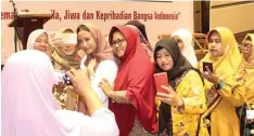  ??  ?? JAGA INDONESIA: Sejumlah peserta ber-wefie dengan Dyah Roro Esti Widya Putri (tiga dari kiri) yang menjadi salah seorang narasumber diskusi publik Kemenkomin­fo kemarin.