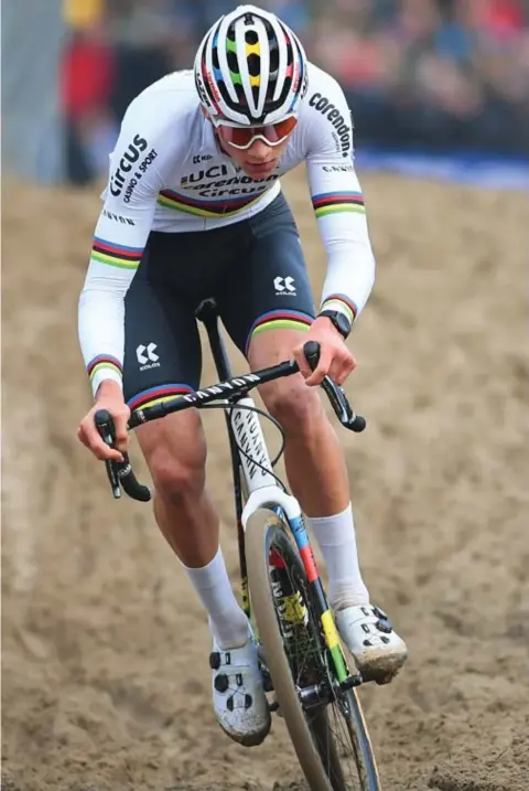  ?? FOTO BELGA ?? Achter Mathieu van der Poel: de lange leegte.