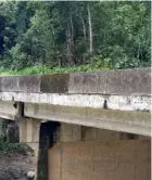  ?? PEGANDO Porte ?? El puente sobre el río Coronado sufrió daños por las lluvias del sábado.