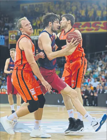  ?? FOTO: PEP MORATA ?? pívot del Barça, intenta avanzar entre Luke Sikma y Slava Kravtsov, del Valencia Basket