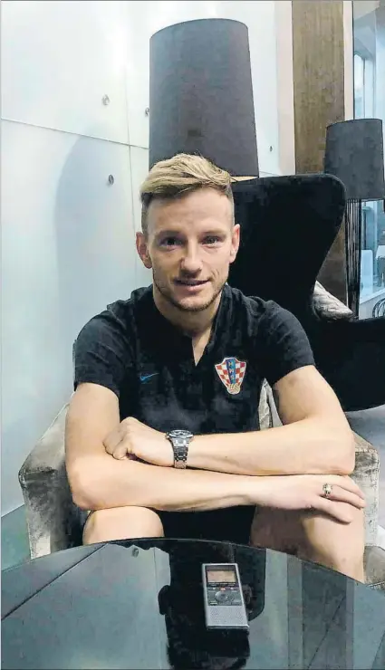  ??  ?? Ivan Rakitic en el hotel de concentrac­ión de Croacia El azulgrana, orgulloso tras clasificar­se para la final del Mundial de Rusia