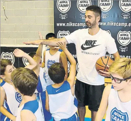  ?? FOTO: NIKE CAMP / ADRIÀ FONTANET ?? Navarro hizo las delicias de los pequeños que participan en el campus Nike de Andorra