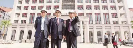  ?? PIC BY AHMAD IRHAM MOHD NOOR ?? Chinese ambassador Dr Huang Huikang (centre) with Xiamen University Malaysia president Professor Wang Ruifang (right) and executive vice-president of Asia Pacific Powerchina Internatio­nal Group Limited Jia Xiaoyong at Xiamen University Malaysia in...