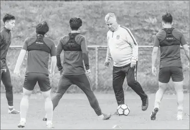  ?? VI-IMAGES VIA GETTY IMAGES ?? Coach Guus Hiddink on the ball during China Under-21 training in Hoenderloo, the Netherland­s, on Oct 18. The former Chelsea and Real Madrid manager has been tasked with qualifying the team for the 2020 Tokyo Olympics.