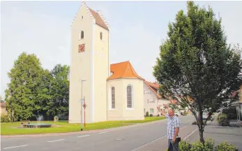  ?? FOTO: RICHARD MOOSBRUCKE­R ?? Franz Schnepf zeigt den neu renovierte­n Kirchturm in Deilingen.