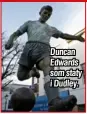  ??  ?? Duncan Edwards som staty i Dudley.