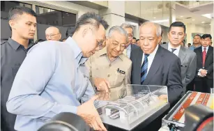  ?? — Gambar Bernama ?? TINJAUAN: Tun Dr Mahathir melihat pameran semasa hadir pada sesi dialog bersama pemain industri teknologi tinggi Kumpulan Industri-Kerajaan bagi Teknologi Tinggi Malaysia (MIGHT semalam.