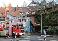  ?? Foto: Thorsten Jordan ?? In der Neuen Bergstraße in Landsberg fiel aufgrund des Sturms ein Baum um. Die Krone fiel auf ein Hausdach.