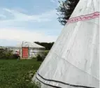  ??  ?? Mongolei? Wilder Westen? Auf der Anhöhe bei Scherstett­en stehen ein Tipi und eine Jurte.