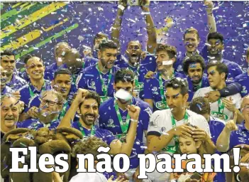  ?? | DOUG PATRÍCIO/BRAZIL PHOTO PRESS/FOLHAPRESS ?? Eleito o melhor jogador da Superliga, Leal levantou a taça de campeão para o Cruzeiro