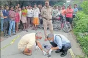  ?? HT PHOTO ?? Cops at the spot in Sarojini Nagar where the encounter took place on Sunday.