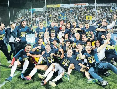  ?? SIMONE ARVEDA / EFE ?? Los jugadores del Parma celebrando el ascenso tras ganar al La Spezia el pasado viernes