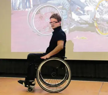  ?? Foto: Sabine Roth ?? Felix Brunner bei seinem Vortrag im Sparkassen-Saal. Der 29-jährige Allgäuer stürzte vor zehn Jahren in ein Bergbachbe­tt. Der Kletterer erzählt seine Geschichte und motiviert das Publikum.