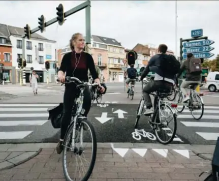  ?? FOTO BART DEWAELE ?? In Leuven heeft men aan een aantal drukke kruispunte­n de voorrang voor fietsers “afgenomen”. En dat staat ook in de rest van Vlaanderen te gebeuren.