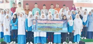  ??  ?? RAISIN (lima kiri) dan Jamatin (empat kiri) bersama guru dan pelajar SMK Lajau yang menerima bantuan asas makanan sempena Program Kasih Ramadan.