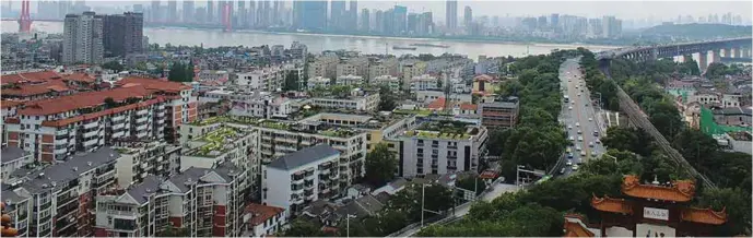  ??  ?? A Yellow Crane Tower view of the Yangtze snaking through Wuhan City