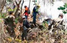  ??  ?? Tarea. Los trabajos para controlar el incendio se extendiero­n durante la mayor parte del día.