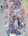  ??  ?? Respaldo.
Simpatizan­tes del presidente Daniel Ortega lo acompañaro­n a un acto en Masaya.