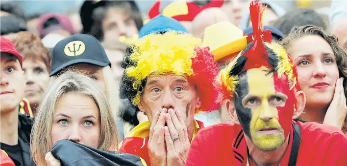  ??  ?? Belgiens Fans und die Fassungslo­sigkeit. Ein Corner und ein Kopfball haben im Semifinale den Ausschlag für Frankreich gegeben. Man könnte auch sagen, das war Schicksal.