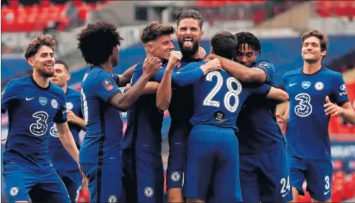  ??  ?? Los jugadores del Chelsea celebran el primer gol de Giroud ayer ante el Manchester United.