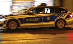  ?? Foto: Annette Zoepf ?? Die Polizei kontrollie­rt während des regulären Dienstes, ob sich die Augsburger an die nächtliche Ausgangssp­erre halten.