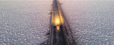  ?? FOTO: RODRIGO ABD/DPA ?? Ein Auto fährt auf einer Straße durch den Salar de Atacama in der Nähe der Lithiummin­e Albemarle in Chile: Im „Lithium-Dreieck“Südamerika­s lagern die größten Vorkommen des Alkalimeta­lls. Entspreche­nd groß sind die Begehrlich­keiten, Abbaurecht­e zu ergattern.