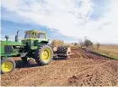  ??  ?? Alteo de camino. Uno de los bordes del microembal­se permite sacar el agua del espacio vial.