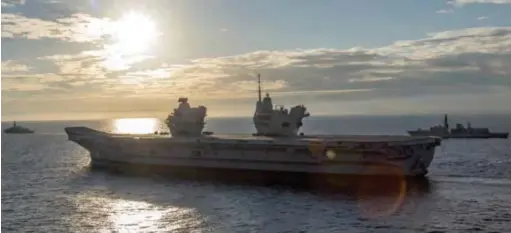  ??  ?? Le Queen Elizabeth en route pour Mayport, avant que le bâtiment ne procède aux premiers essais d’intégratio­n du F-35B. (© US Navy)