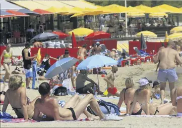  ?? (Photo Laurent Martinat) ?? Touristes et locaux ont plébiscité les plages du Mourillon, ravi de retrouver un peu de frâicheur en ce premier week-end de grande chaleur.