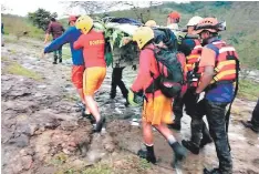  ??  ?? Bomberos y elementos URI rescataron el cuerpo de Vladimir Oquelí, luego de ser arrastrado por la quebrada El Sapo.