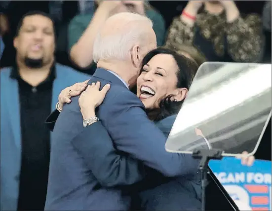  ?? SCOTT OLSON / AFP ?? El candidato demócrata Joe Biden y la senadora por California, Kamala Harris, se abrazan, en una imagen de archivo