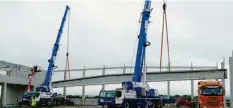  ?? Foto: Elmar Knöchel ?? Abends rollten die Transporte­r mit den 44 Meter langen Betonteile­n von der B17 in Richtung Großaiting­en.