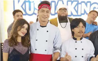  ??  ?? Nathalie Hart with Zanjoe and Empoy. Coquettish in the kitchen.