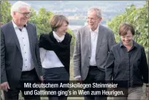  ??  ?? Mit deutschem Amtskolleg­en Steinmeier und Gattinnen ging’s in Wien zum Heurigen.