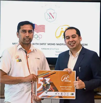  ?? — Bernama ?? Finalising the tourney: Jelajah Malaysia chairman Datuk Mohd Nazifuddin Najib (right) posing for a photograph with chief executive officer Noraidiazh­ar Sulaiman after a press conference in Kuala Lumpur yesterday.